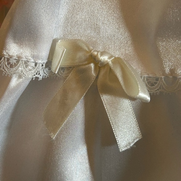 👀 HUGE SALE! VINTAGE PORCELAIN BRIDE DOLL WITH STAND VEIL, BOUQUET/TIE SHOES - Picture 10 of 11